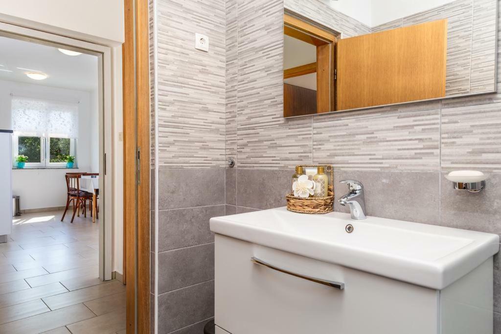 Apartment Roza, Sea View, Free Parking Ičići Zewnętrze zdjęcie